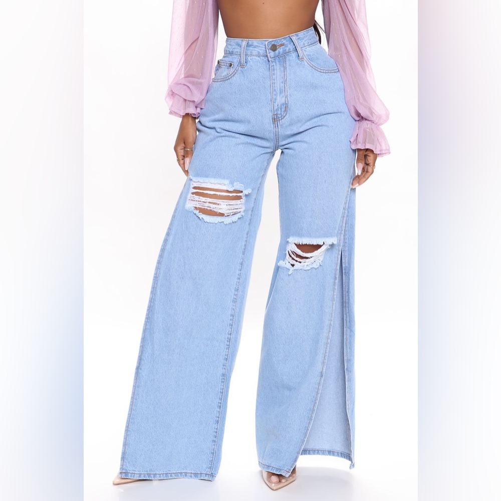 NWT Fashion Nova Just A Peek Side Slit wide Jeans - Light Blue Wash size 0